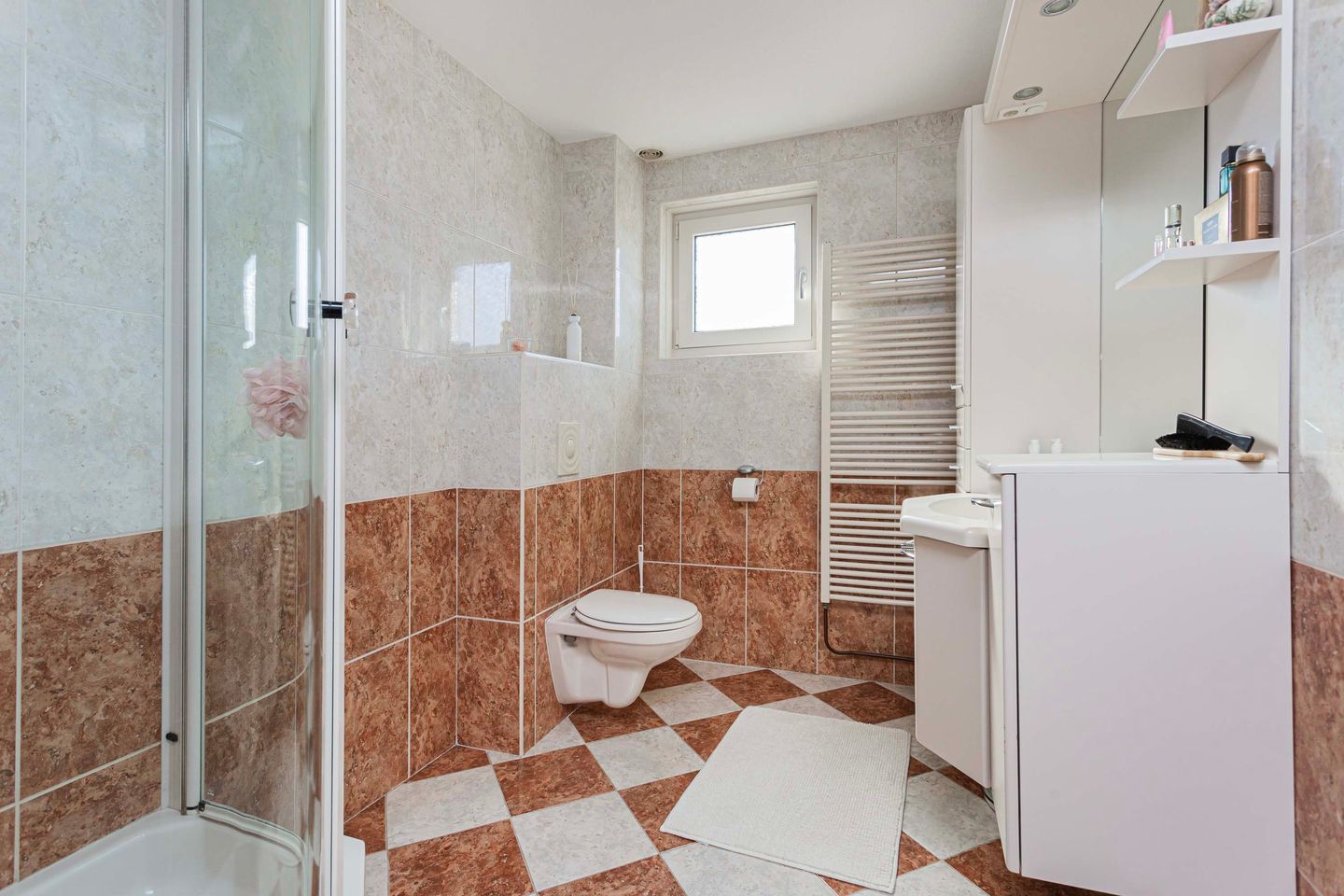 Well-maintained terraced home with modern kitchen and spacious garden — 24