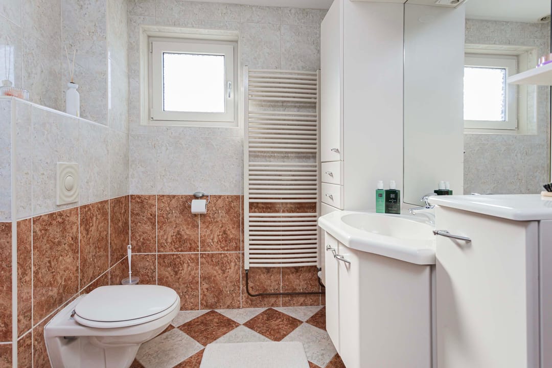 Well-maintained terraced home with modern kitchen and spacious garden — 25