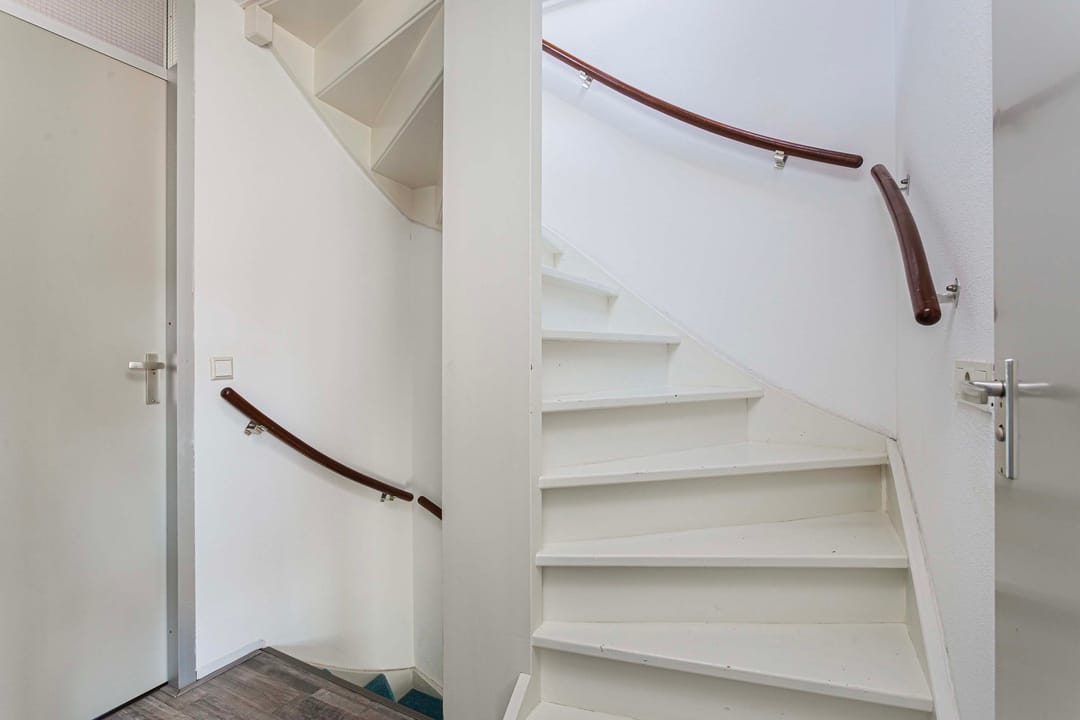 Well-maintained terraced home with modern kitchen and spacious garden — 27