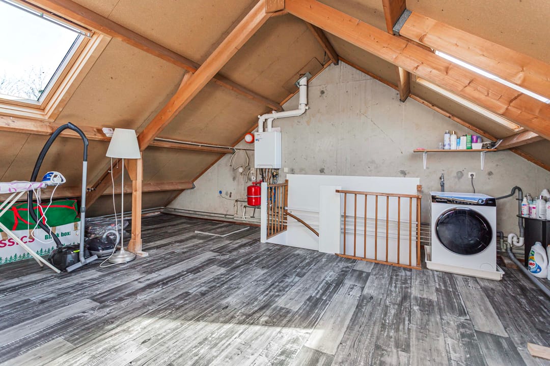 Well-maintained terraced home with modern kitchen and spacious garden — 30