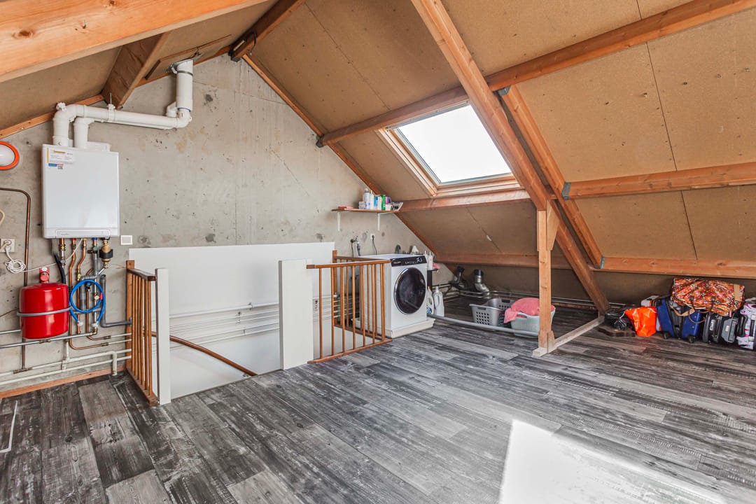 Well-maintained terraced home with modern kitchen and spacious garden — 31