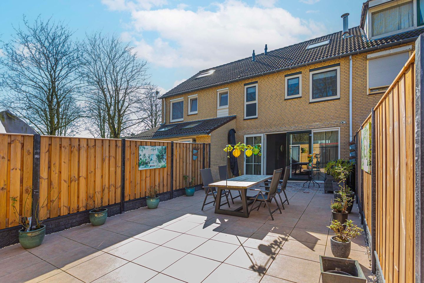 Well-maintained terraced home with modern kitchen and spacious garden — 33
