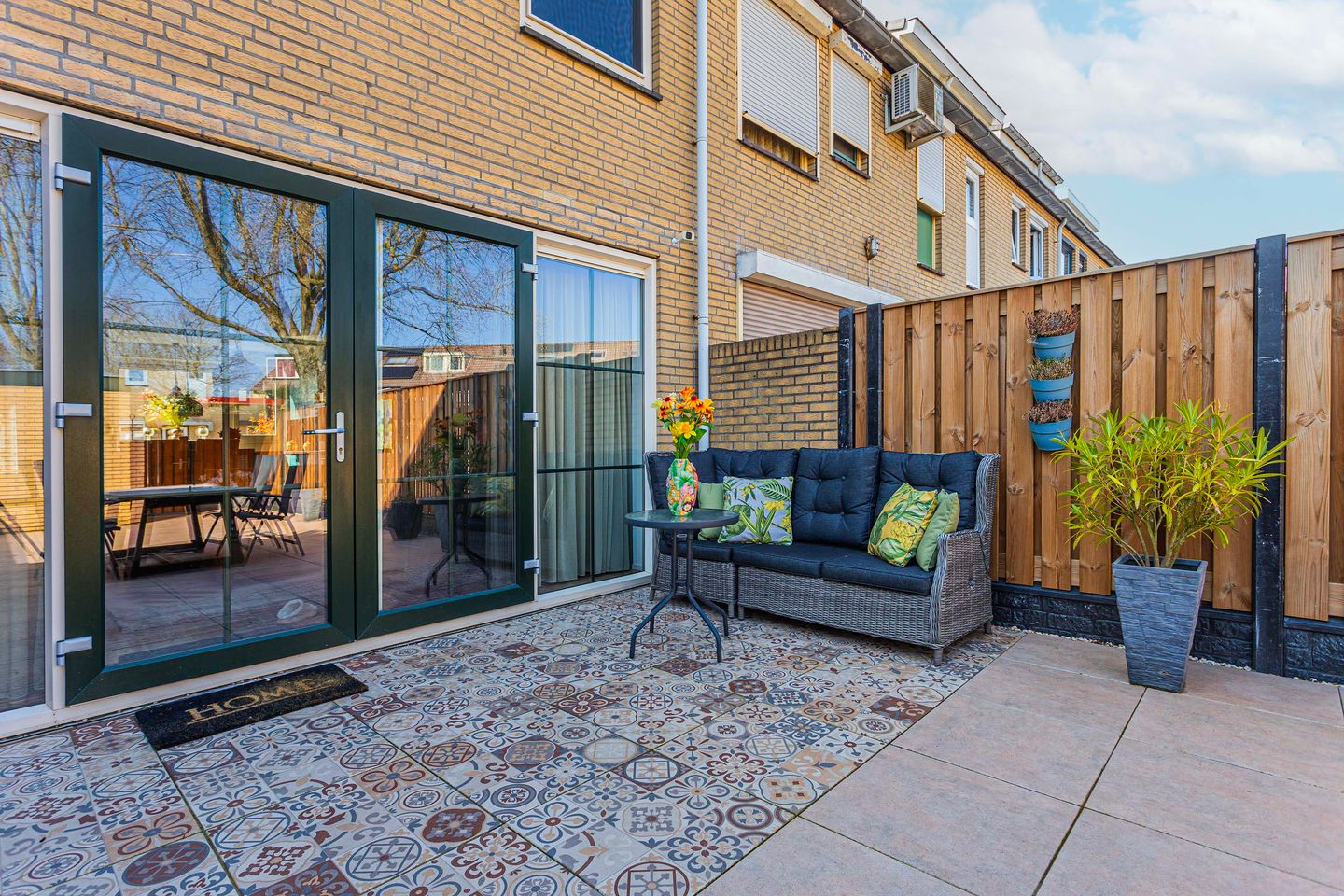 Well-maintained terraced home with modern kitchen and spacious garden — 34