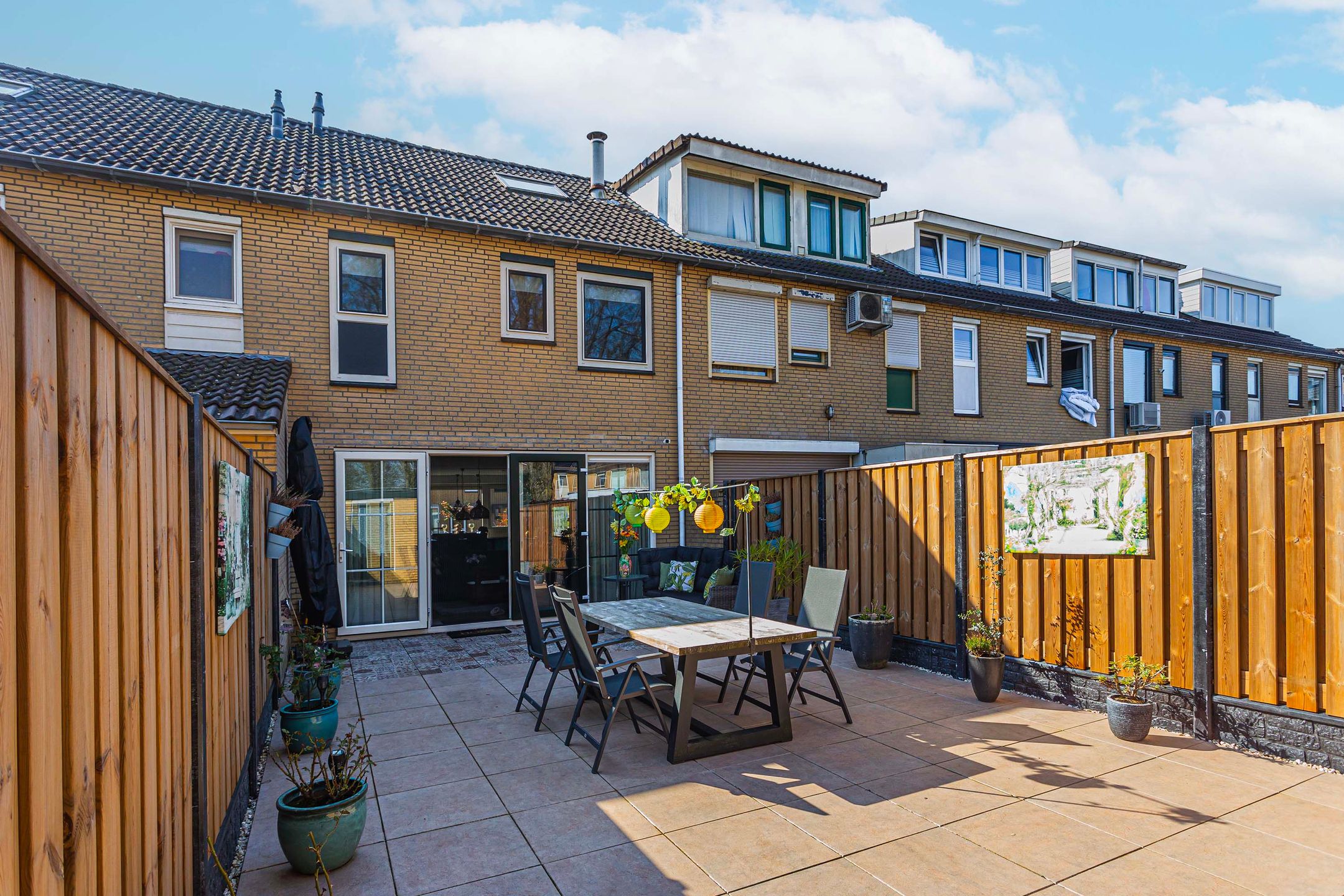 Well-maintained terraced home with modern kitchen and spacious garden — 32