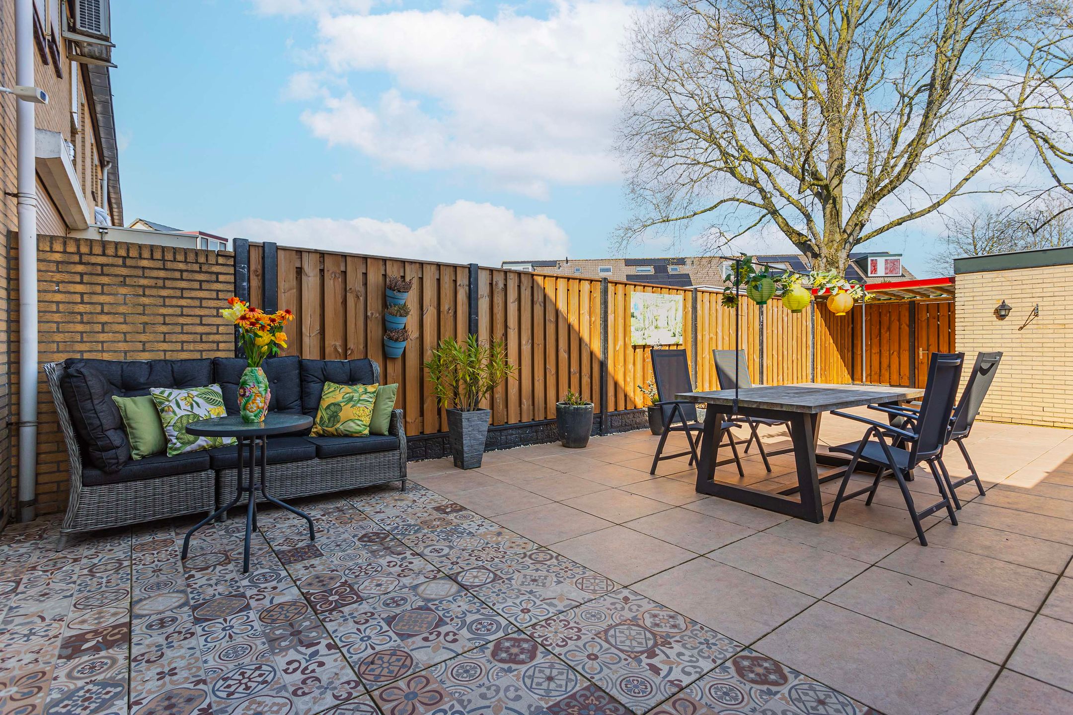 Well-maintained terraced home with modern kitchen and spacious garden — 35