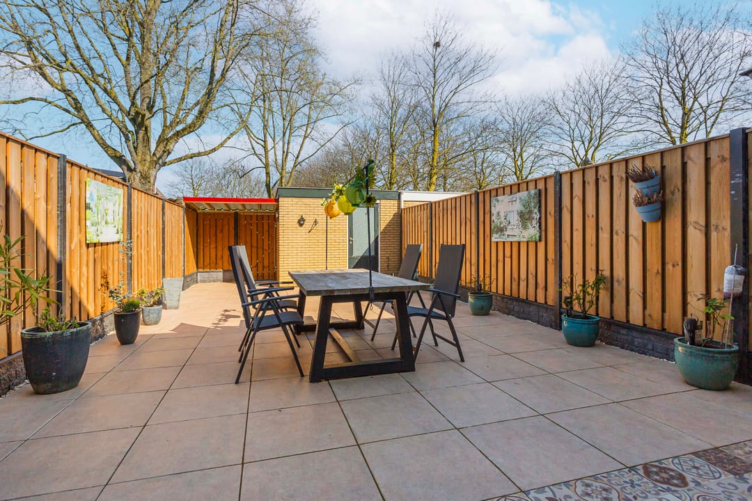 Well-maintained terraced home with modern kitchen and spacious garden — 37