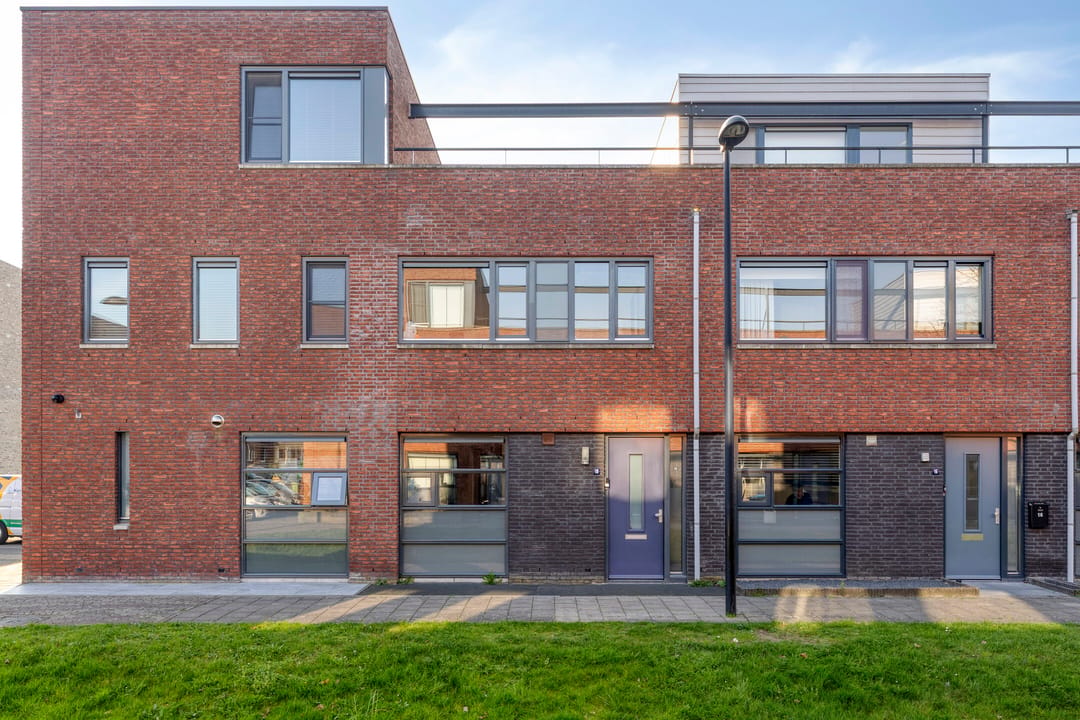 Moderne energiezuinige tussenwoning met onderhoudsarme tuin
