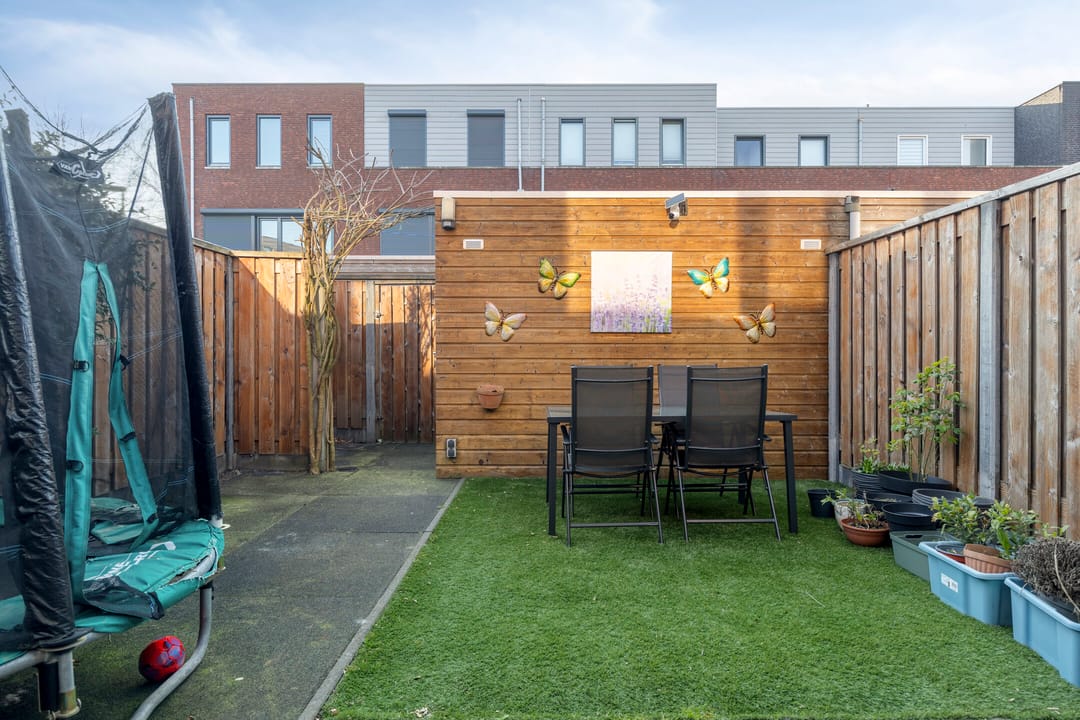 Modern Energy-Efficient Terraced House with Low-Maintenance Garden — 23
