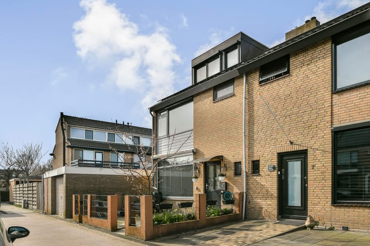 Hoekwoning te koop: Van der Helstplein 8, Maassluis