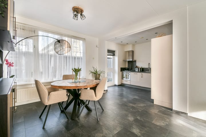 Photo 4 of Corneillestraat 32