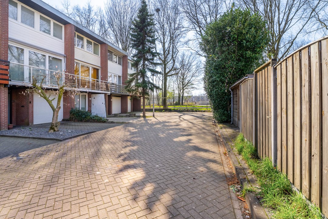 Modern drive-in home with 4 bedrooms and private parking — 27