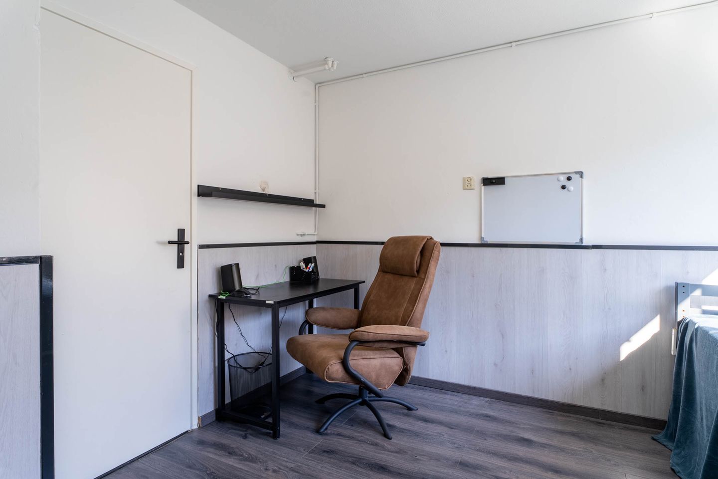 Modern drive-in home with 4 bedrooms and private parking — 13