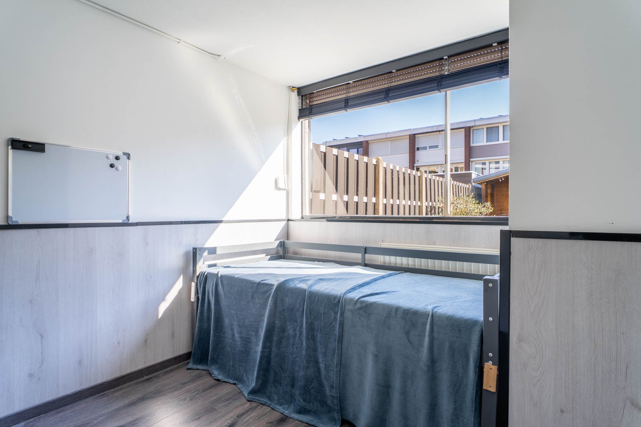 Modern drive-in home with 4 bedrooms and private parking — 14