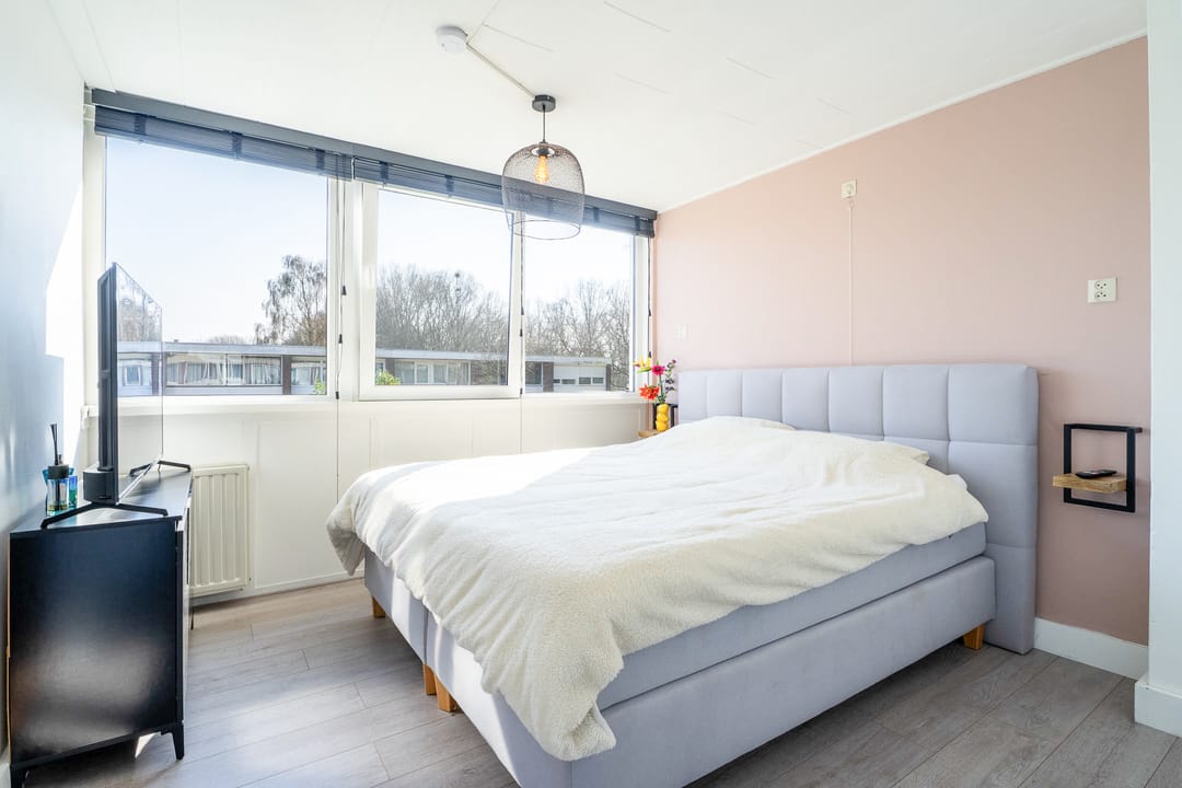 Modern drive-in home with 4 bedrooms and private parking — 16