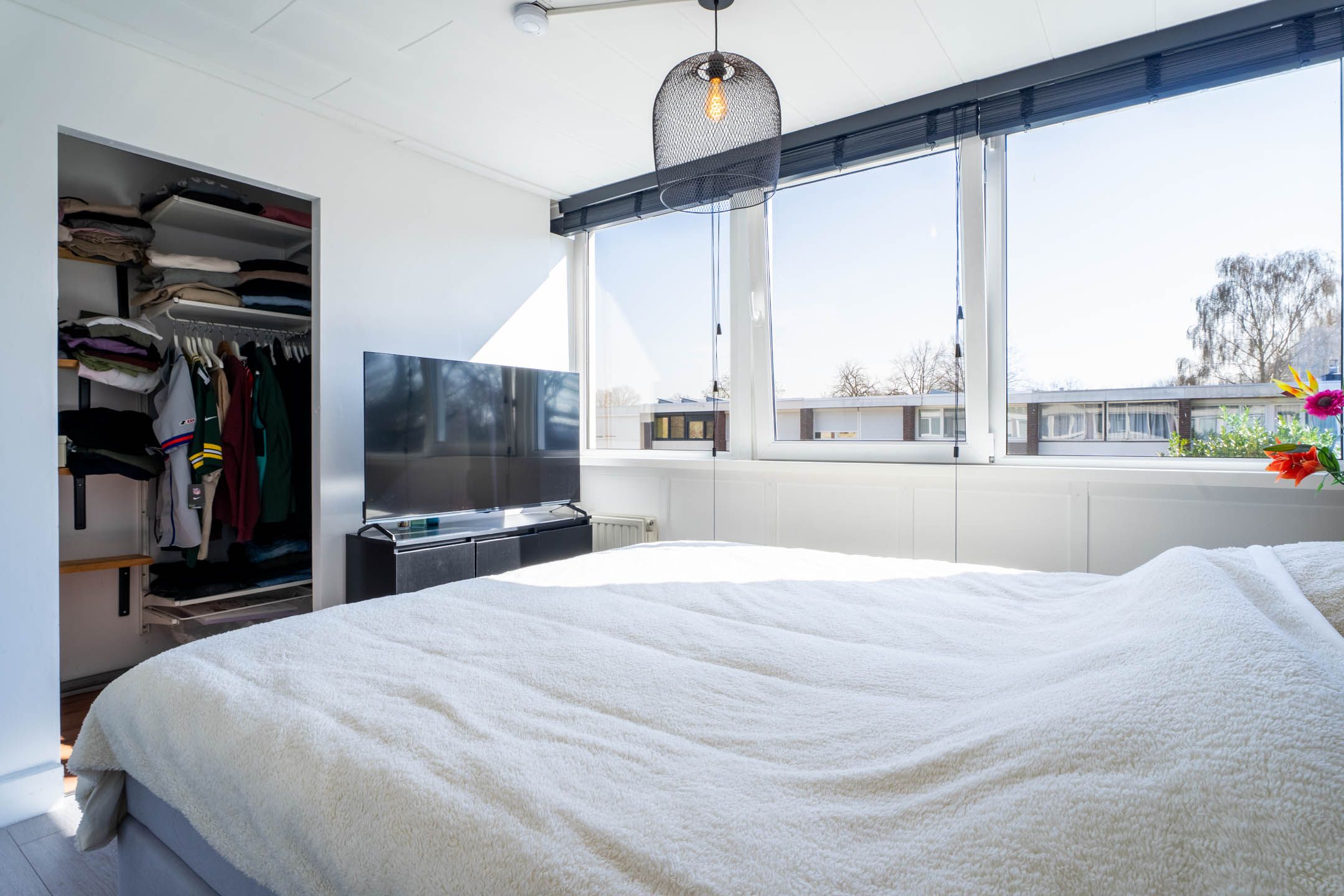 Modern drive-in home with 4 bedrooms and private parking — 17