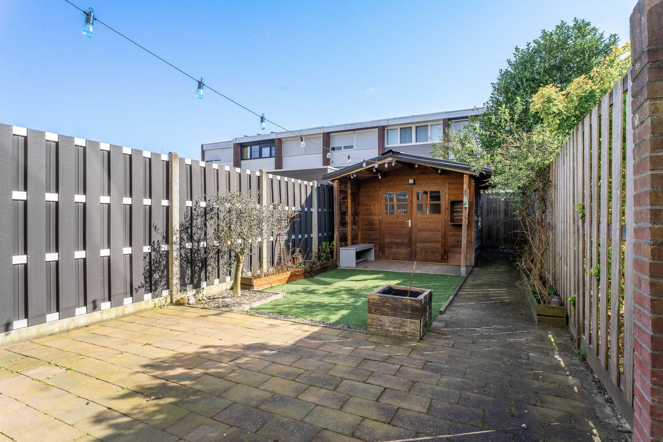 Modern drive-in home with 4 bedrooms and private parking — 23