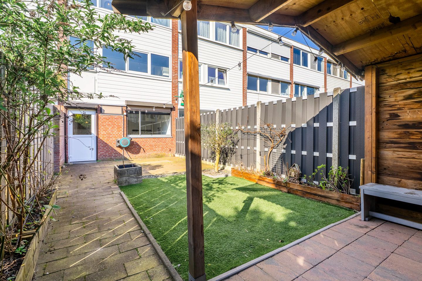 Modern drive-in home with 4 bedrooms and private parking — 24
