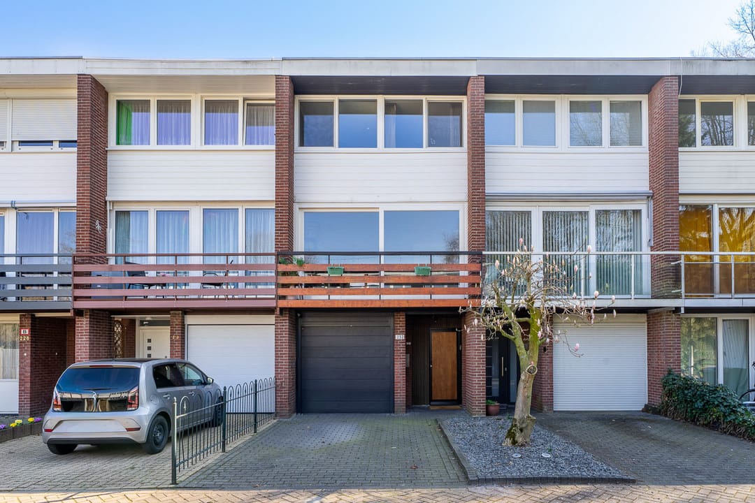 Modern drive-in home with 4 bedrooms and private parking — 25