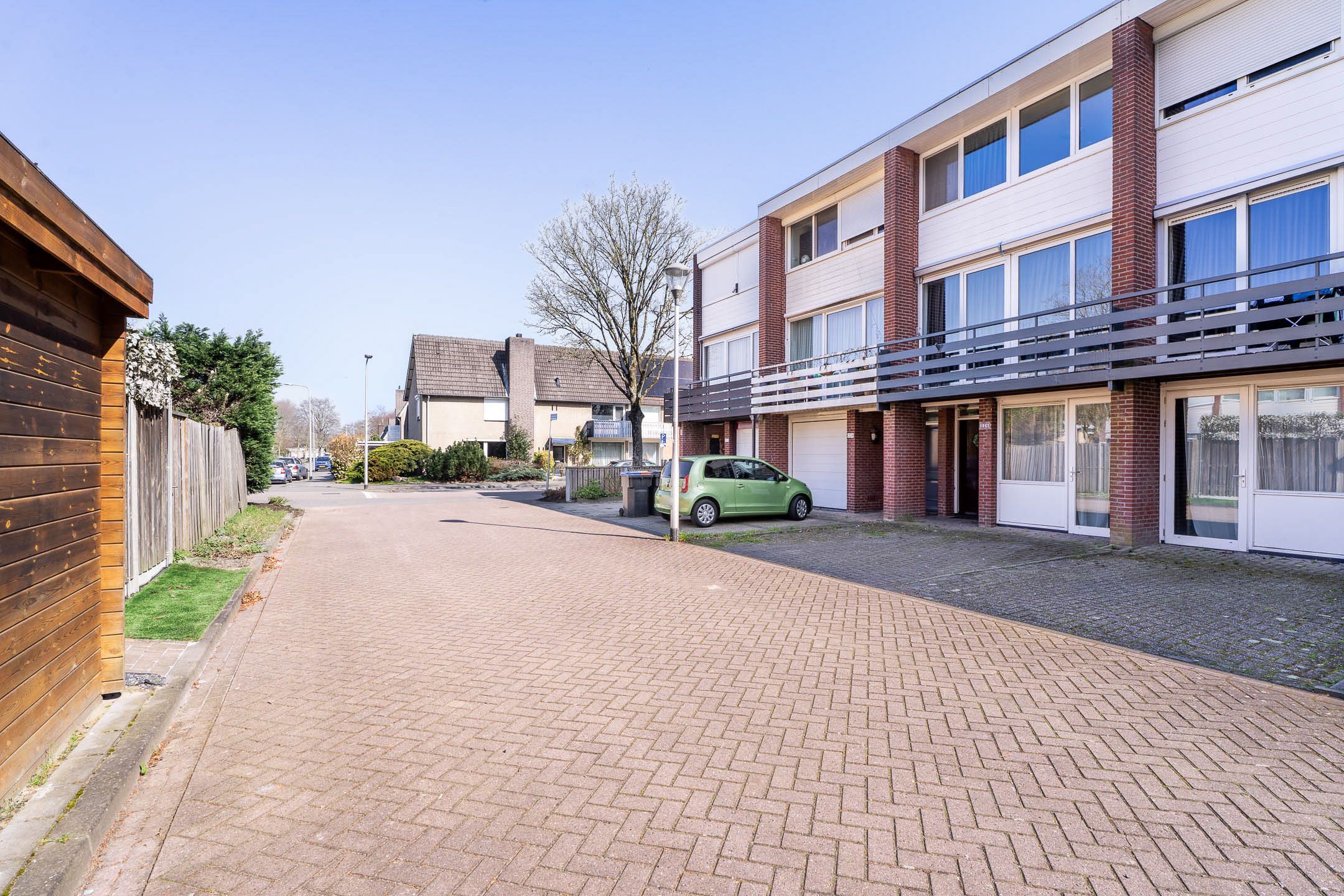 Modern drive-in home with 4 bedrooms and private parking — 26