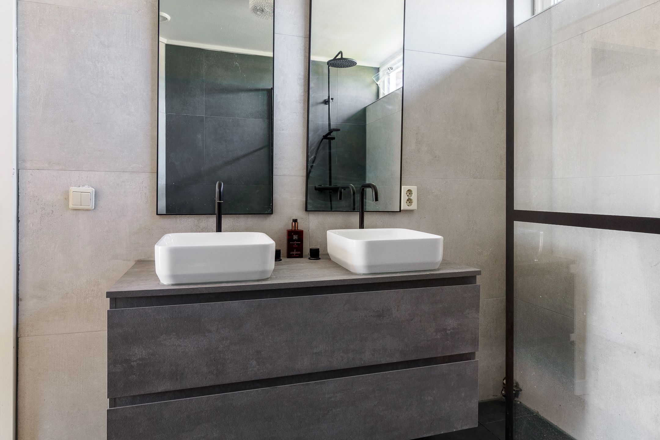 Photo 21 of E. du Perronstraat 3