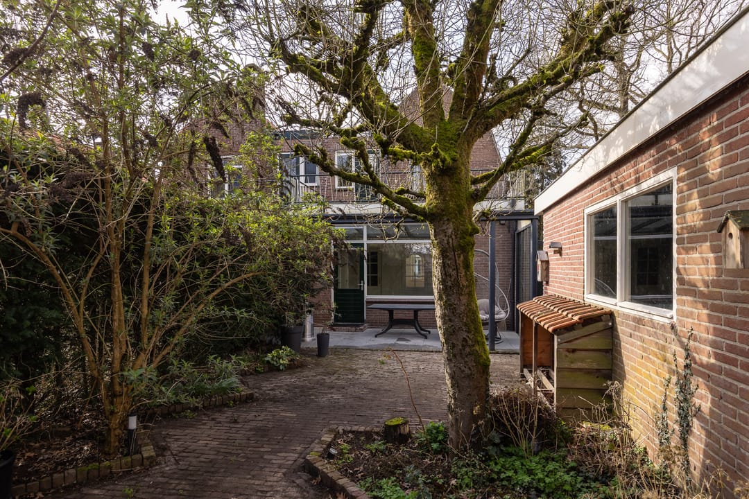 Charming semi-detached home with deep private garden in Schrijverskwartier — 29
