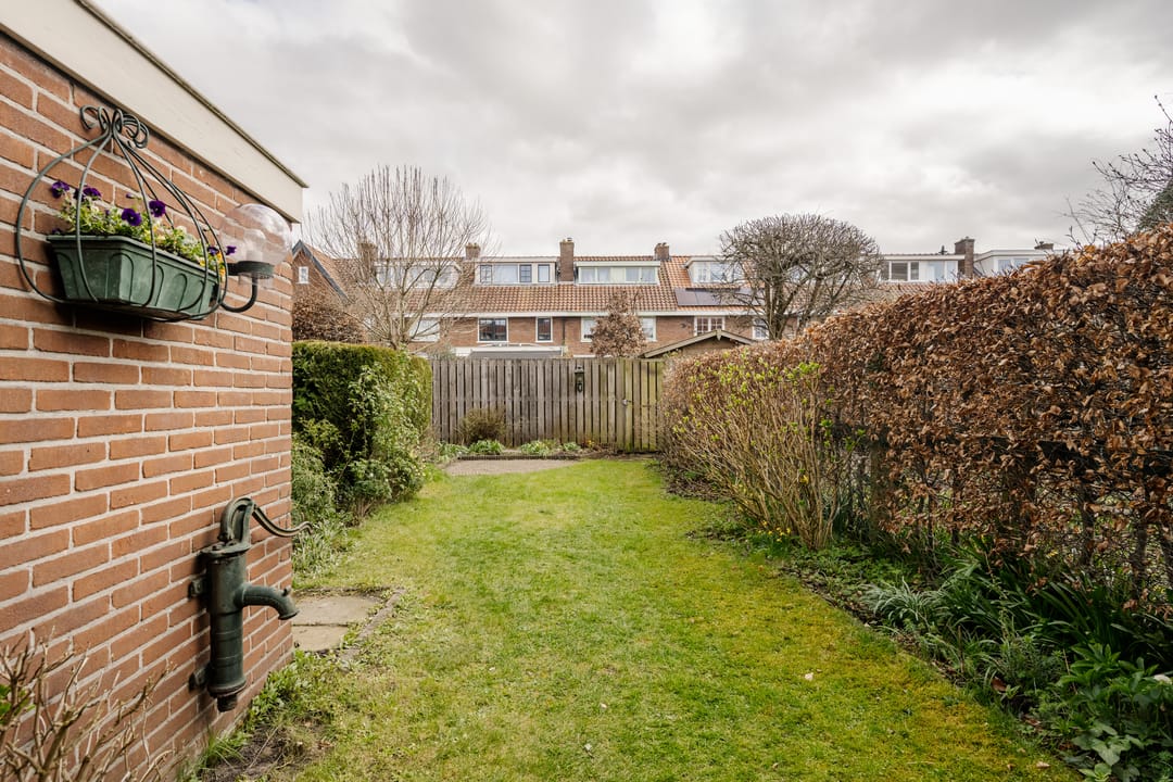 Characterful 1930s Terraced House with Five Bedrooms and Sunny Garden — 20