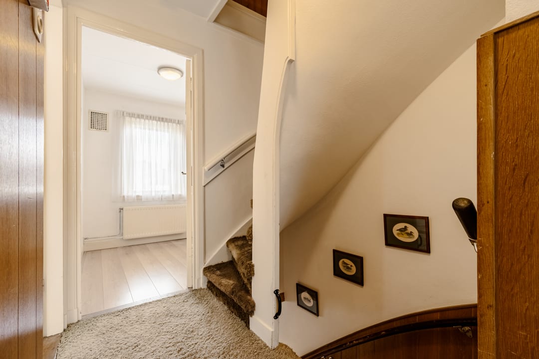 Characterful 1930s Terraced House with Five Bedrooms and Sunny Garden — 25