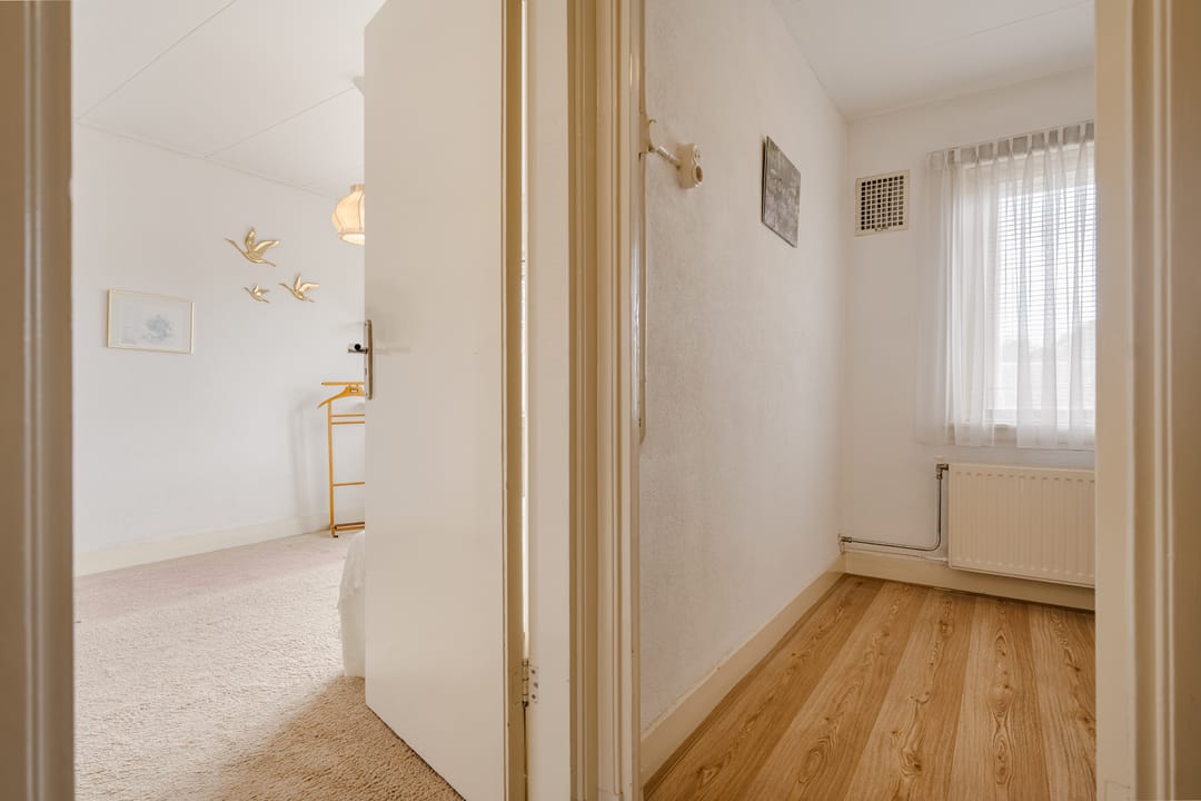 Characterful 1930s Terraced House with Five Bedrooms and Sunny Garden — 33