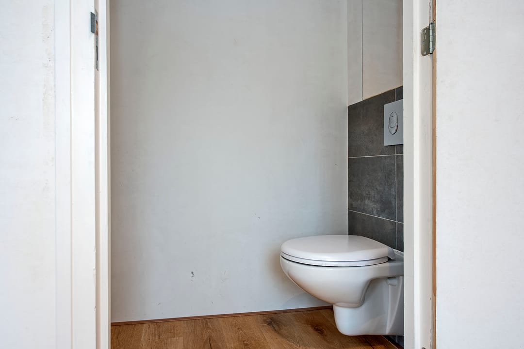 Renovated Top Floor Apartment with Heat Pump and Parking in Borne — 7