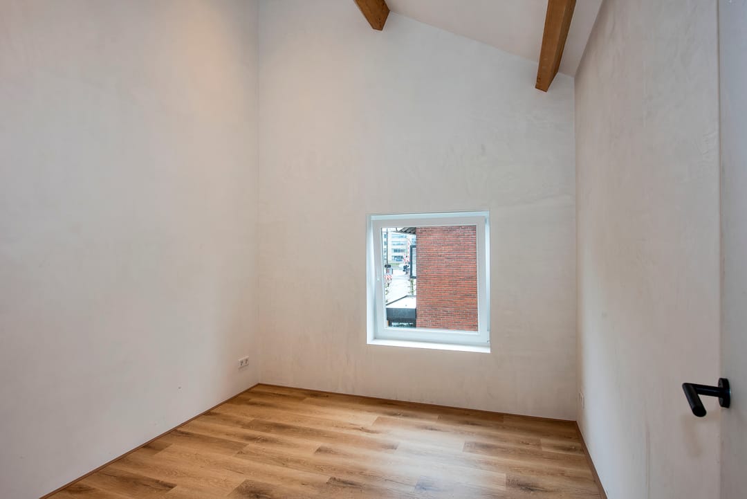Renovated Top Floor Apartment with Heat Pump and Parking in Borne — 13