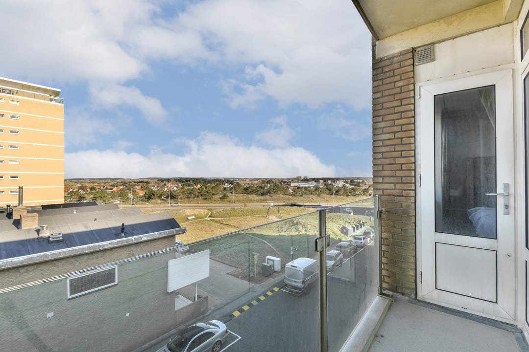 Ready to move in apartment with sea view and two balconies in Zandvoort — 16