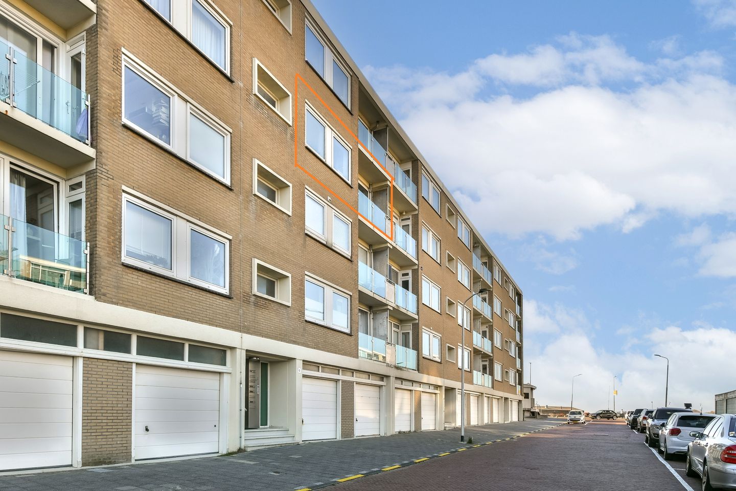 Ready to move in apartment with sea view and two balconies in Zandvoort — 18