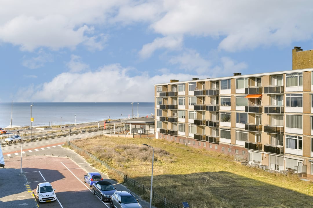 Ready to move in apartment with sea view and two balconies in Zandvoort — 15