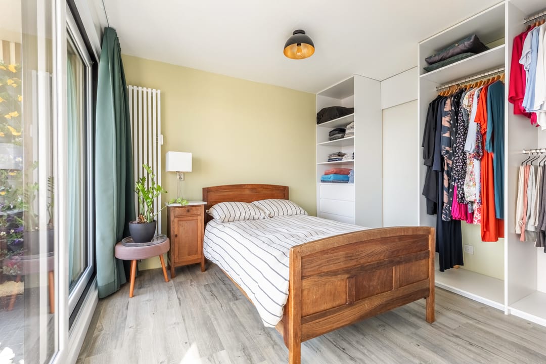 Light and Move-in Ready Apartment with Unobstructed View of Sloterplas — 17