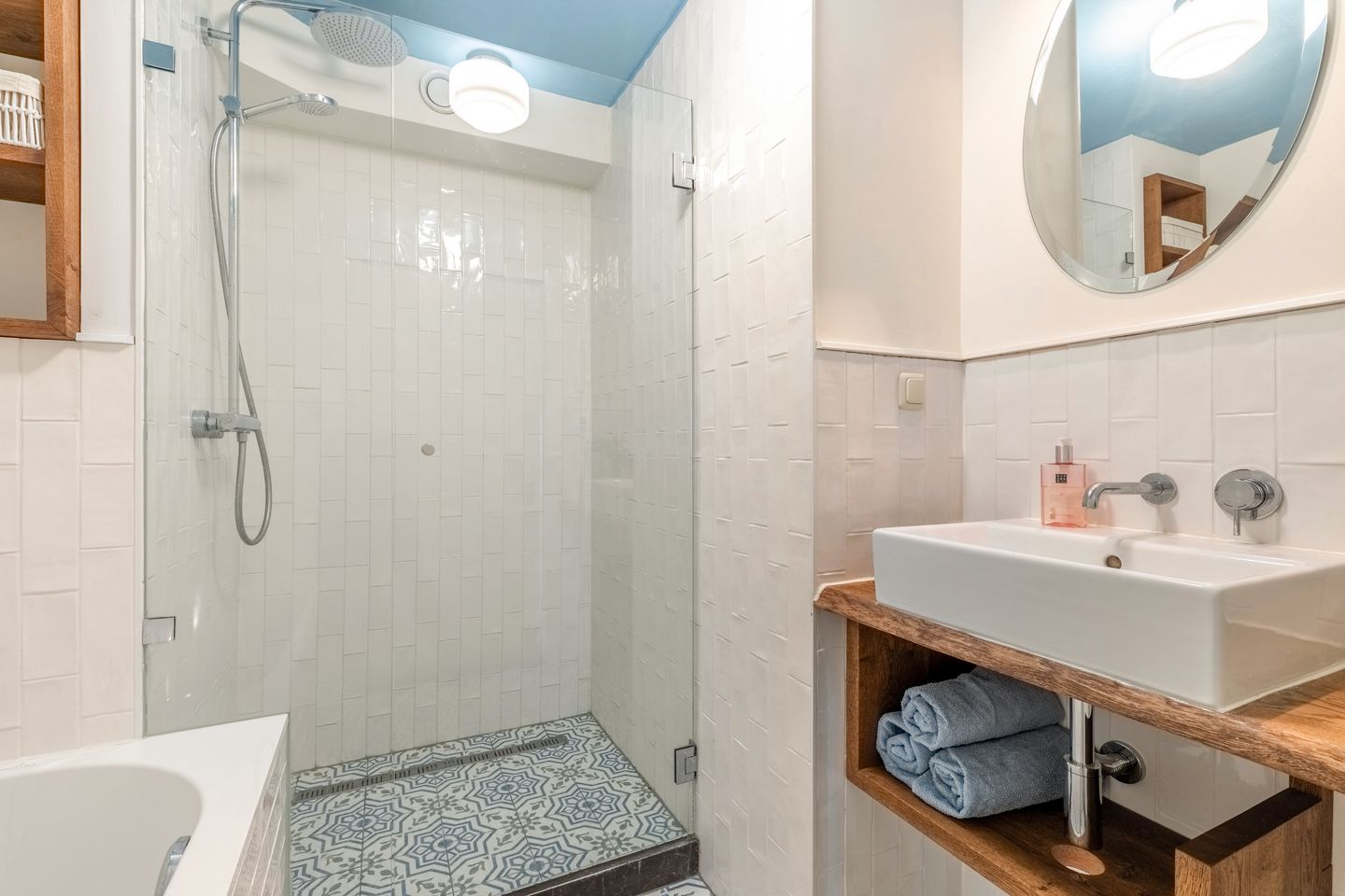 Light and Move-in Ready Apartment with Unobstructed View of Sloterplas — 19