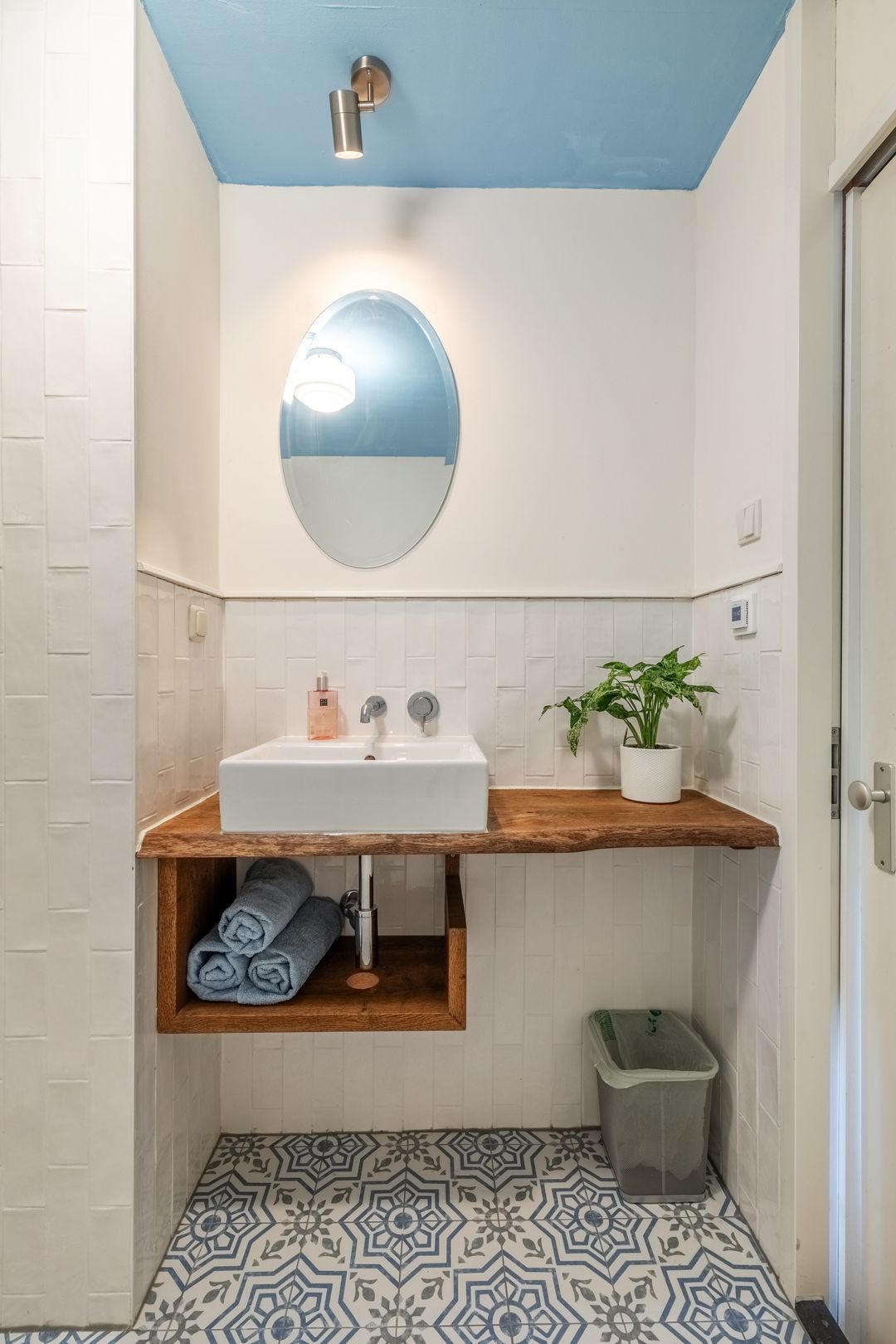 Light and Move-in Ready Apartment with Unobstructed View of Sloterplas — 22