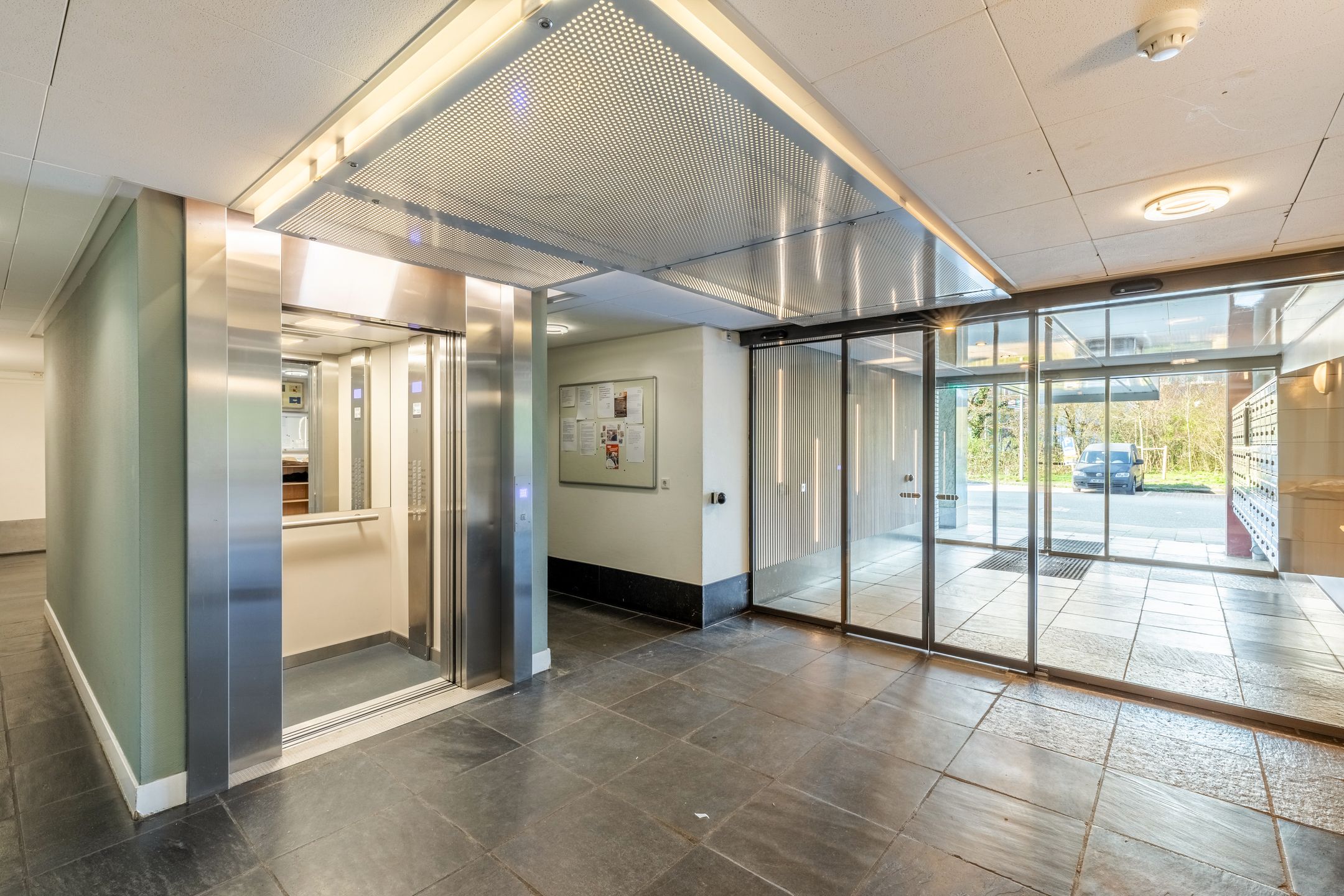 Light and Move-in Ready Apartment with Unobstructed View of Sloterplas — 30
