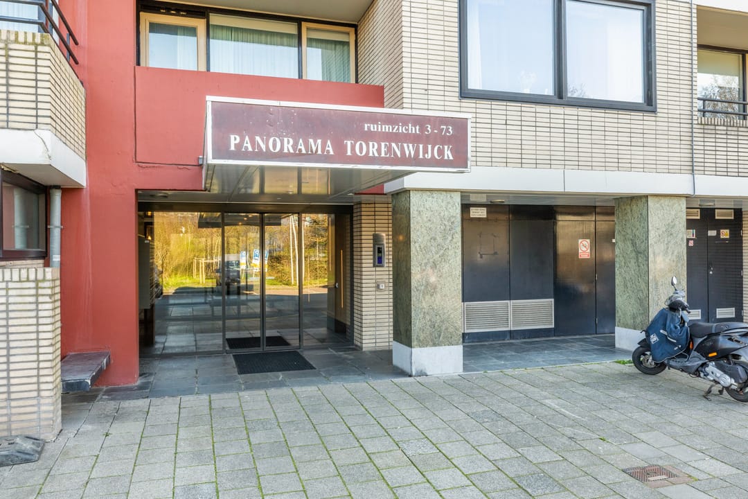 Light and Move-in Ready Apartment with Unobstructed View of Sloterplas — 31