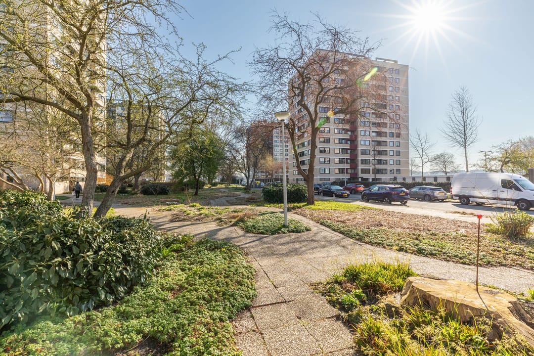 Light and Move-in Ready Apartment with Unobstructed View of Sloterplas — 38