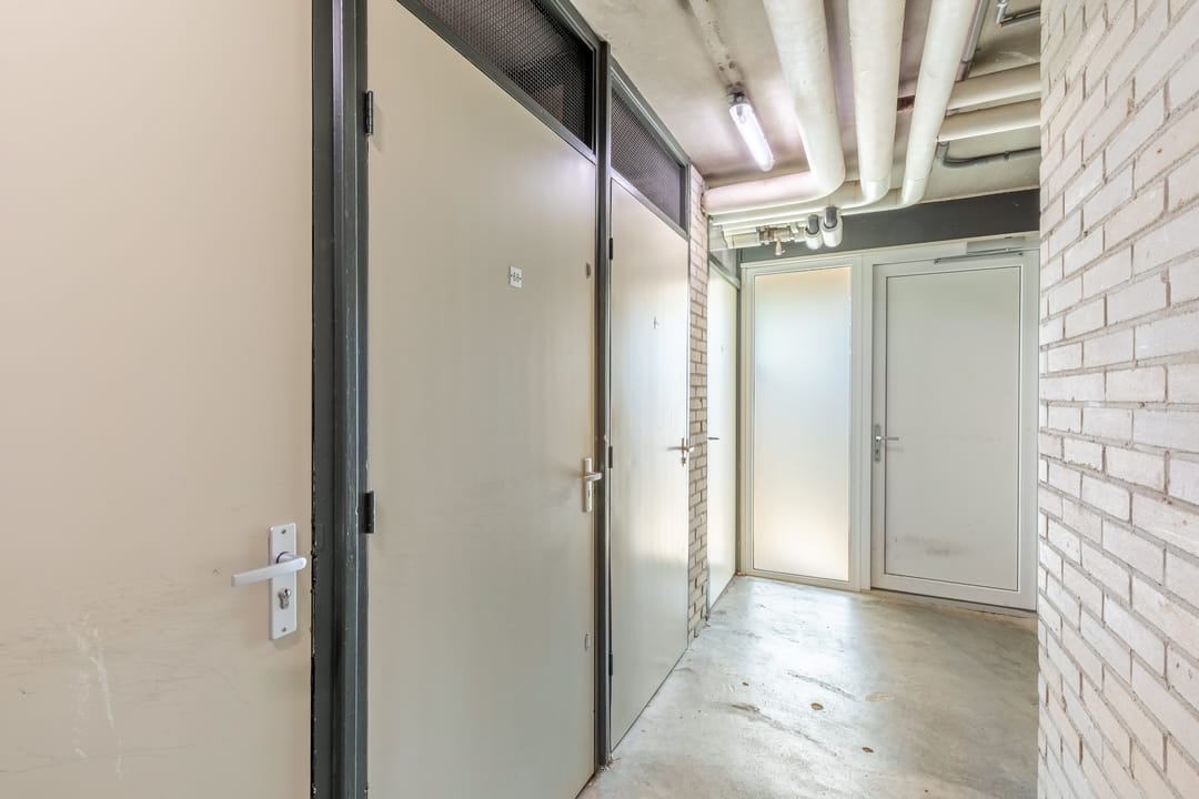 Light and Move-in Ready Apartment with Unobstructed View of Sloterplas — 32