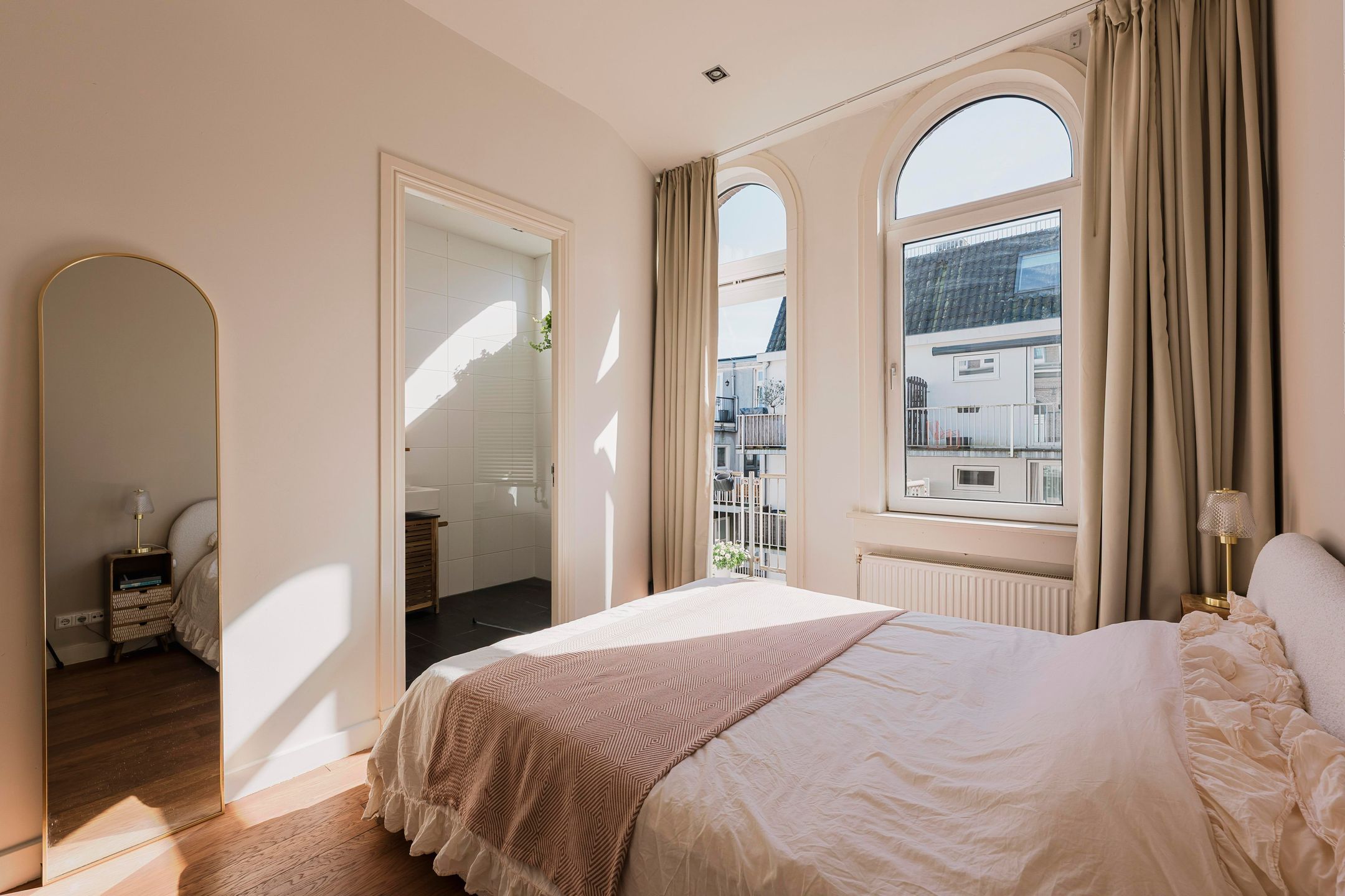Stylish and Light Apartment in De Pijp with High Ceilings and South-Facing Balcony — 12