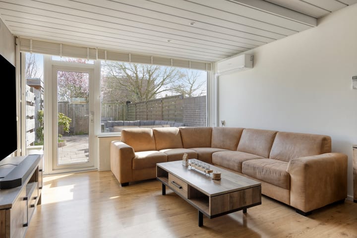 Photo 2 of Rozemarijn 17