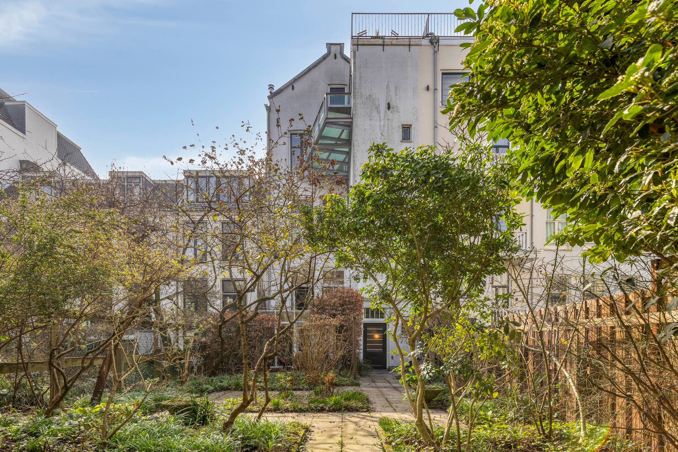 Spacious 3-Story Upper House with Private Garden in Amsterdam Center — 42