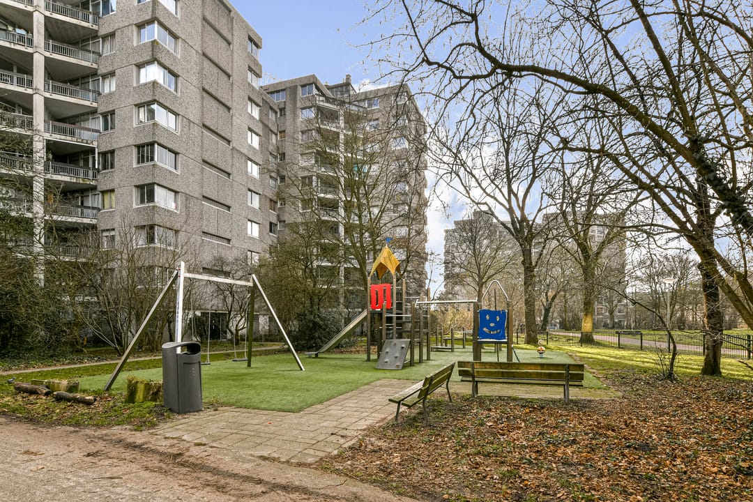 Bright 1-Bedroom Apartment with Park Views and Balcony — 16