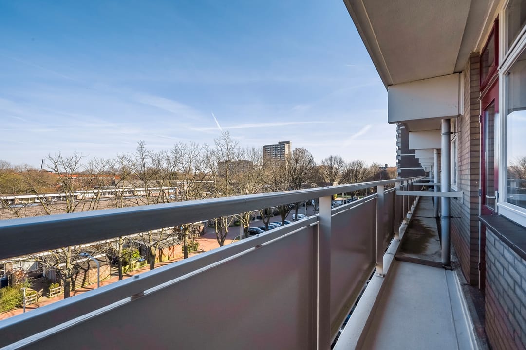 Light apartment with balcony and parking in The Hague — 40