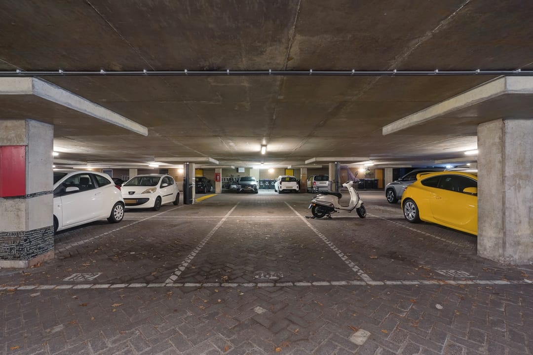 Light apartment with balcony and parking in The Hague — 42