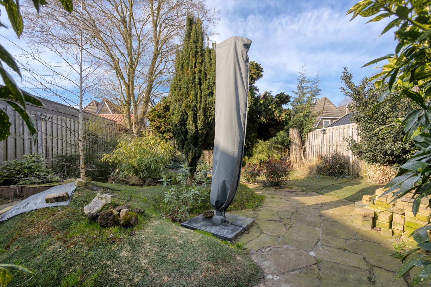 Charming semi-detached family home with garage and deep garden — 19