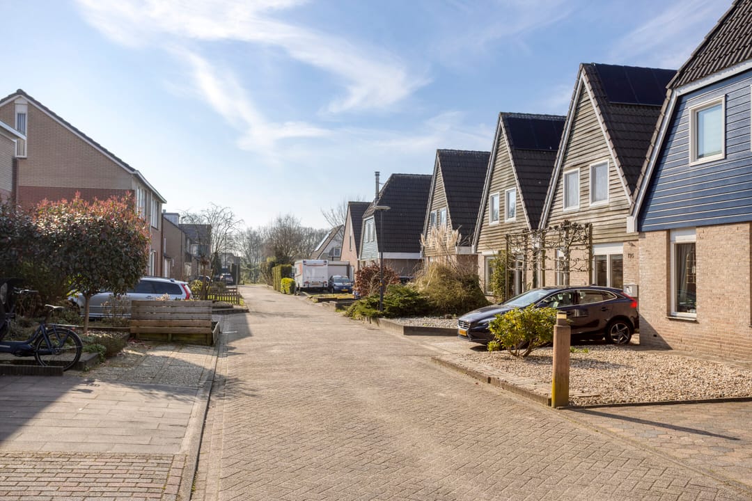 Charming semi-detached family home with garage and deep garden — 22