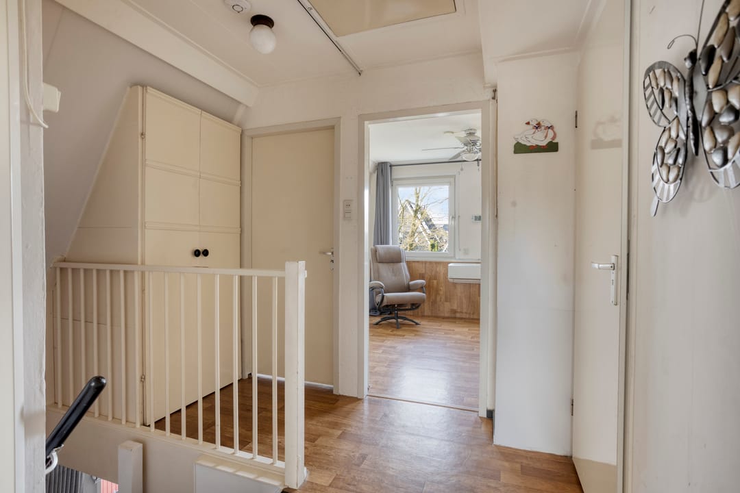 Charming semi-detached family home with garage and deep garden — 8