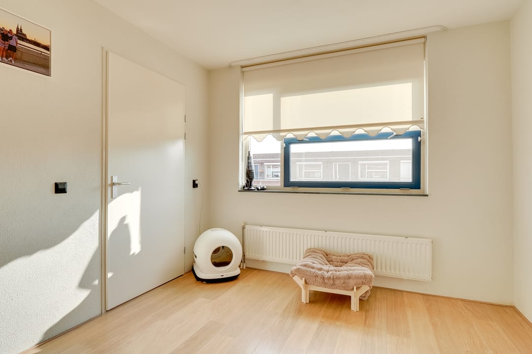 Spacious Apartment with Sunny Southwest Balcony Near Historic City Center — 25